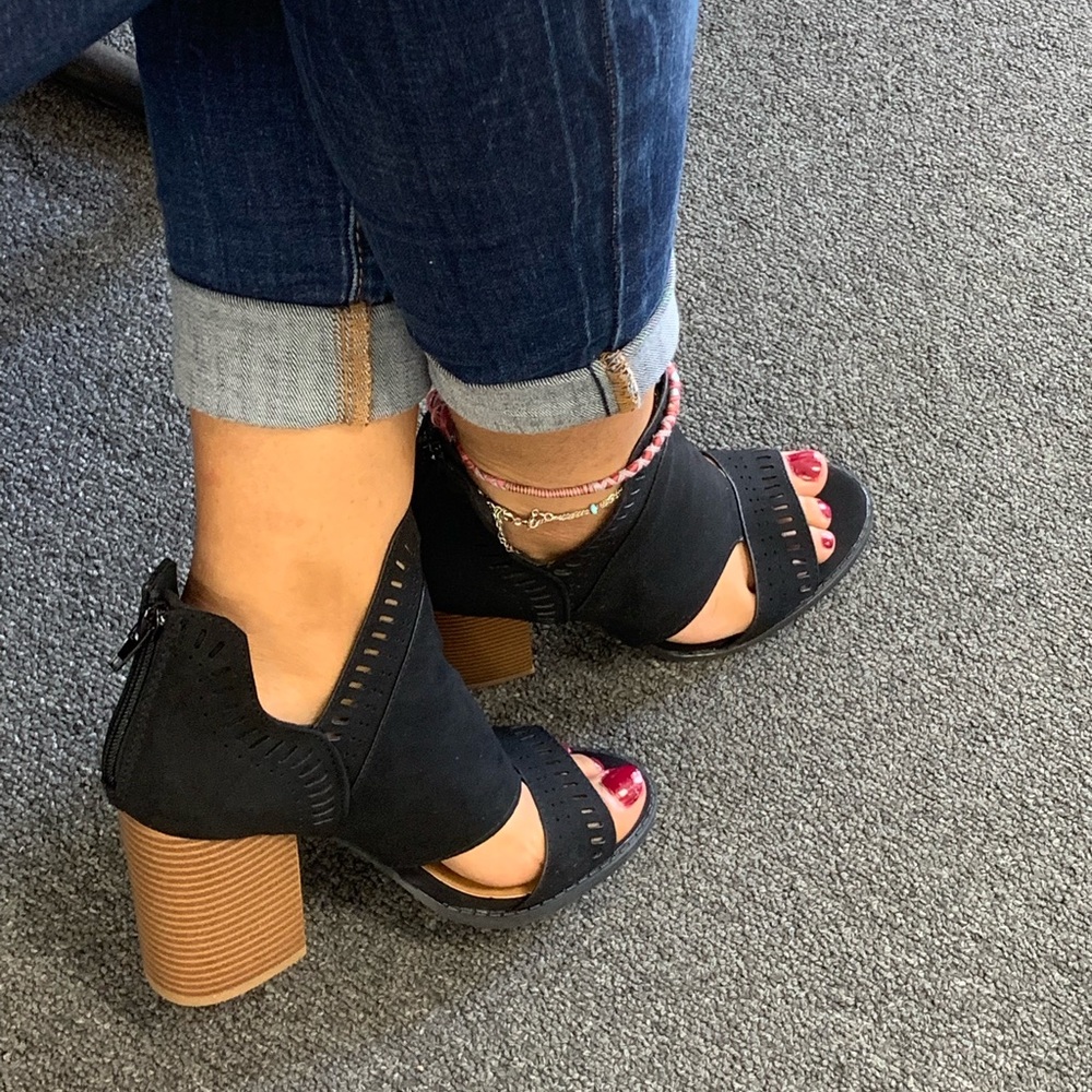 🎉NEW 🎉LADIES BLACK V-CUT CHUNKY HEEL SANDALS - Picture 4 of 8